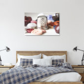 メタルキャップを使用したボタンのクローズアップ キャンバスプリント (インサイチュ (寝室))