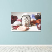 メタルキャップを使用したボタンのクローズアップ キャンバスプリント (インサイチュ (ウッドフロア))