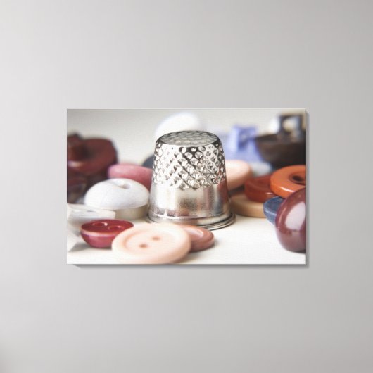 メタルキャップを使用したボタンのクローズアップ キャンバスプリント (正面)