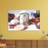 メタルキャップを使用したボタンのクローズアップ キャンバスプリント (インサイチュ (リビング))