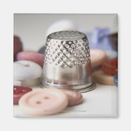 メタルキャップを使用したボタンのクローズアップ マグネット (正面)