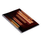 メッシュウィンドウの開口部を通るライト ノートブック (右側)