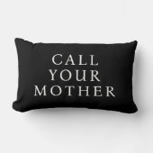 メッセーおもしろいジ、お母さんに電話、ホワイト文字、ブラック ランバークッション (正面)