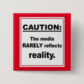 メディアがほとんど現実を反映しないことに注意する 缶バッジ (正面)