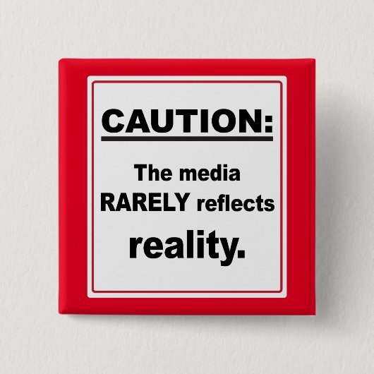 メディアがほとんど現実を反映しないことに注意する 缶バッジ (正面)