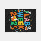 メディカルラボサイエンティストレトロラボウィーク2025 Phleboto フリースブランケット (正面(横))