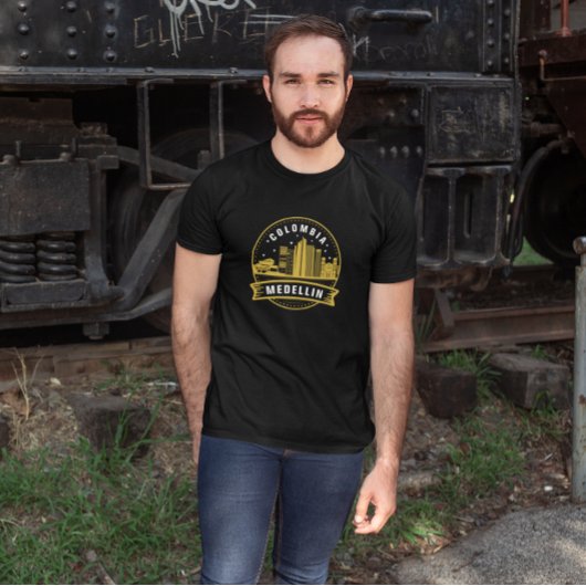 メデリンコロンビア街並み金ゴールド Tシャツ