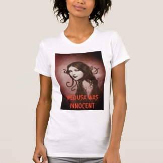 メドゥーサは無実の女性のTシャツ Tシャツ