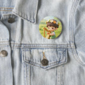 メドウ・メロディーズ: 花冠とハープを持つかわいい少年 缶バッジ (インサイチュ)