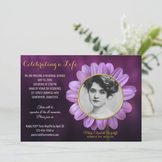 メモリアルサービスパープルデイジー金ゴールドフォトフレーム 招待状 (スタンド正面)