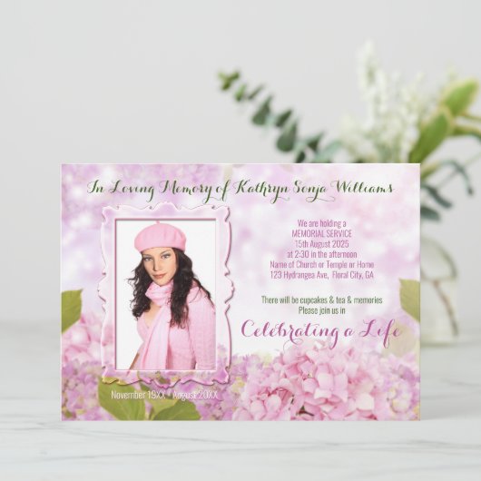 メモリアルサービスピンクアジサイあなたの写真を追加 招待状 (スタンド正面)