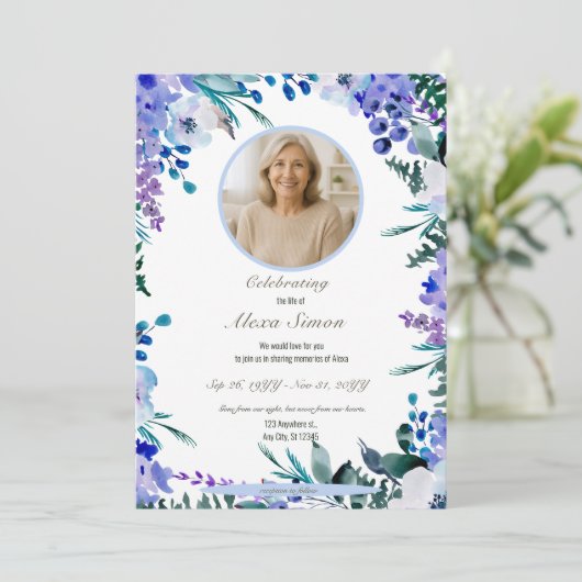 メモリアルソフトブルーフローラライフお祝い 招待状 (スタンド正面)