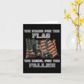 メモリアルデイTシャツ - 私たちは旗のために立ち、倒れた者のために膝をつく カード (黄色い花)