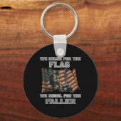 メモリアルデーTee – 私たちは私たちがクネエルのフラグのために立つ キーホルダー (正面)