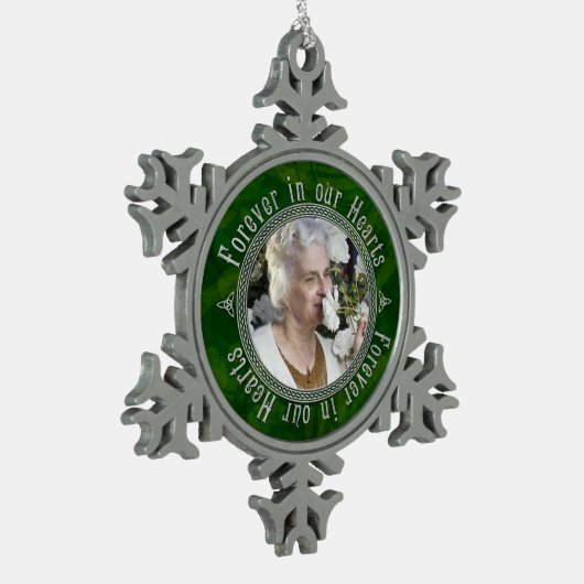 メモリアルフォトクリスマスグリーンシルバーケルト結び目模様 スノーフレークピューターオーナメント (左)