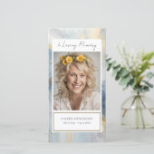 メモリアルブルーと金ゴールドフォト葬儀ブックマーク サンキューカード (スタンド正面)