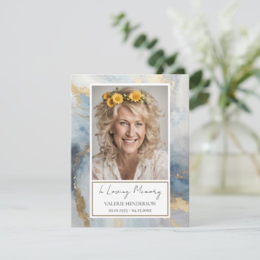 メモリアルブルーと金ゴールド写真葬儀記念インヴィ 招待状 (スタンド正面)