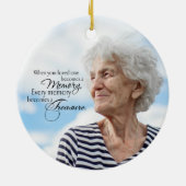 メモリアルマムウィンターフォレストのクリスマスホリデー セラミックオーナメント (裏面)