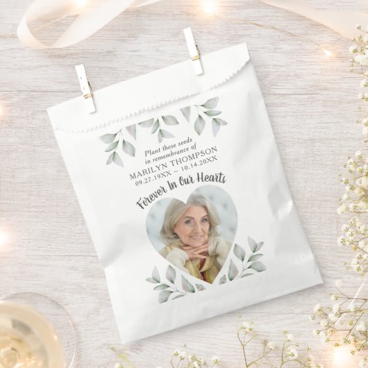 メモリアル葬儀花種ハート形の写真 フェイバーバッグ (クリップ留めされた状態)