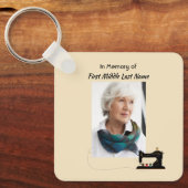 メモリアル・キープセイク裁縫師 キーホルダー (正面)
