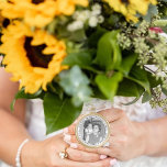 メモリ結婚ーズブーケチャーム花嫁 ゴールドプレートネックレス<br><div class="desc">特別な日に愛する人の思い出を金ゴールドメッキのブーケのチャームのネックレス結婚で飾る。この魅力エレガントはカスタマイズ可能な写真を備え運て、通路を歩く際に大切な人を近づけることができる。お客様のブーケに簡単に取り付けたり、ネックレスとして衣服して保お客様と一緒にお過ごしいただけます。個人的なtouchを求める花嫁のために考え深く設計されたこの魅力は、このような意味のある大事な行事で愛する人を思い出す美しい方法である。</div>