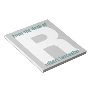 メモ帳のデスクから巨大モノグラムイニシャル ノートパッド