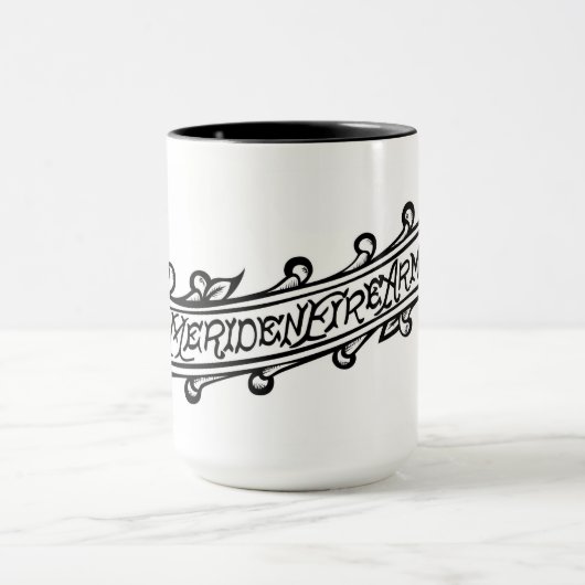 メリデンの火腕によって刻まれるスクロールロゴのマグ マグカップ (中央)