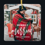 メリリ結婚したー |新婚夫婦のクリスマス写真 セラミックオーナメント<br><div class="desc">楽し結婚したい！クリスマスツリーにフェスティバルのアクセントを付けます。この新しいクカスタムリスマスフォトオーナメントです。白書とクラシックのモダンタイポグラフィ。写真や写真を追加して、文字をカスタマイズします。このカスタム初の結婚したクリスマス写真オーナメントは、贈り物と形見に最適だ。</div>