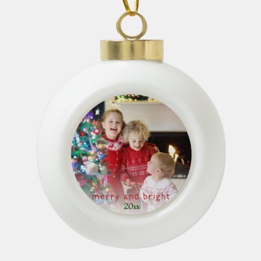 メリーで、明るくシンプルで赤い子供のタイポグラフィの写真 セラミックボールオーナメント (正面)