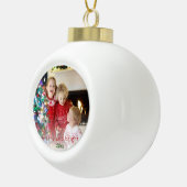 メリーで、明るくシンプルで赤い子供のタイポグラフィの写真 セラミックボールオーナメント (右)