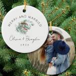 メリーと結婚した初めてのクリスマス写真 セラミックオーナメント<br><div class="desc">最初のホリデーシーズンを記念して、「メリー&私たちの結婚した初めてのクリスマス」のフォトセラミックオーナメント。新婚のために設計されたこのパーソナライズされたキープサクは、ミニマルなデザインと暖かい季節のアクセントで囲まれた大切な写真を特徴としている。あらゆる種類のカップルに理想的な、それはあなたの愛と結合の本質を捉え、あなたの木に永続的な記憶を作成する。高品質のセラミックで作られた、このオーナメントはカップルとして祝あなたの初めてのクリスマスへの美しい方法結婚したと、あなたの休日の装飾に有意義な追加である。</div>