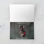 メリーな愛らしくかわいいベビーのチワワは上がりました カード (内部)