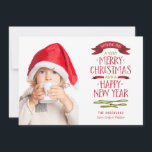 メリーな挨拶の赤い旗の休日の写真カード シーズンカード<br><div class="desc">ヴィンテージの手によって文字を入れられたタイポグラフィは赤の旗のスタイルを作り、緑は家族および友人にメリークリスマスおよび明けましておめでとうのための休日の願いをこの休暇の季節送ります。 katparrella.comで休日の挨拶および写真カードの全体のコレクションを見て下さい</div>