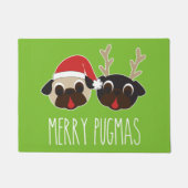 メリーなPugmasのクリスマスのサンタのパグのトナカイのパグ ドアマット (正面)