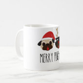メリーなPugmasのクリスマスのトナカイ及びサンタのパグのマグ コーヒーマグカップ (正面左)
