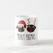 メリーなPugmasのクリスマスのトナカイ及びサンタのパグのマグ コーヒーマグカップ (中央)