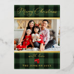 メリーエレガントクリスマス緑と赤の写真金ゴールド 箔シーズンカード<br><div class="desc">金エレガント箔レタリング付きグリーンプレイドメリークリスマスグリーティングカード。名前と年を編集するにはクリック、「更に」ボカスタマイズタンをクリックして編集する。私たちの店のマッチング項目Cavaパーティーデザイン</div>
