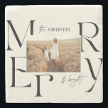 メリーエレガントモダンクリスマス写真タイポグラフィ ストーンコースター<br><div class="desc">グラフィックモダンエレガントミニマルタイポグラフィメリー・クリスマス・デザイン。おもしろいのはっきりした休日コレクションの一部。</div>