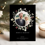 メリーエレガント結婚したBotanical Black One Photo シーズンカード<br><div class="desc">ホリエレガントー、ユーカリ、ベリーの美しい水色のリースをシックな黒い背景の上に備えたフェスティバルの休日のフォトカード。写真の切り抜きは丸い。前面の編集可能なグリーティングは「メリー&結婚した」と表示。カードの背面は同じ黒の背景色。背面に別の写真や追加の文字を追加することもできます。背景色と文字色はすべてカスタマイズ可能。</div>