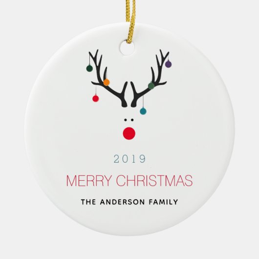 メリークリスマスおもしろいトナカイの白い赤い家族 セラミックオーナメント (正面)