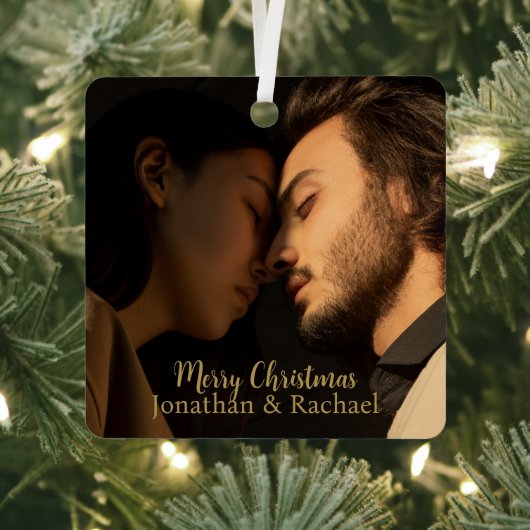 メリークリスマスかわいいカップルの写真のモダン脚本 メタルオーナメント (インサイチュ)