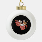 メリークリスマスかわいいトナカイ家族のクリスマスコーヒー セラミックボールオーナメント (正面)