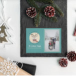 メリークリスマスかわいい鹿の家族の写真 シーズンカード<br><div class="desc">かわいいフェスティバル、これらの家族の写真クリスマスカードは、このホリデーシーズンあなたの友人や家族に暖かい挨拶を送るのに最適な方法である。このデザインには描、文字「メリークリスマス」の赤と緑のスカーフを着た可愛いクリスマストナカイが登場する。 背中には可愛い手描きの弦灯が付いている。</div>