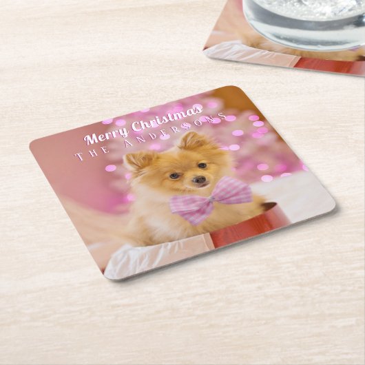 メリークリスマスと名前、かわいい犬/木をパーソナライズ スクエアペーパーコースター (アングル)