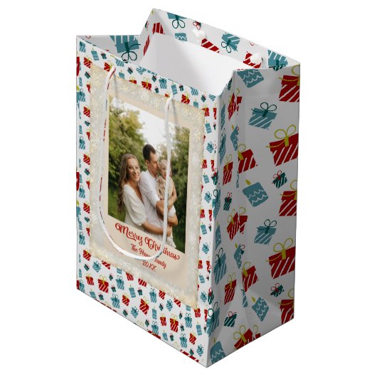 メリークリスマスと新年のギフトの背景パターン ミディアムペーパーバッグ (正面アングル)