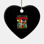 メリークリスマスとYes私の誕生日クリスマス少年 セラミックオーナメント (裏面)