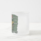 メリークリスマスのジンジャーブレッドの星 フロストグラスマグカップ (中央)