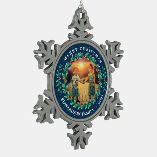 メリークリスマスの家族の名前ホリーベリー写真 スノーフレークピューターオーナメント (左)