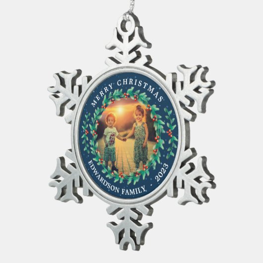 メリークリスマスの家族の名前ホリーベリー写真 スノーフレークピューターオーナメント (右)