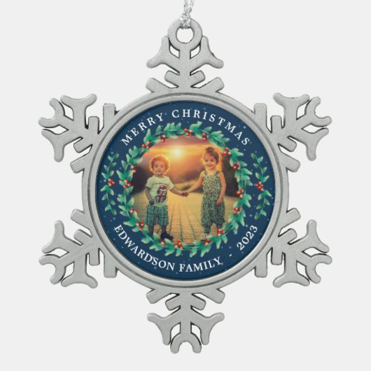 メリークリスマスの家族の名前ホリーベリー写真 スノーフレークピューターオーナメント (正面)